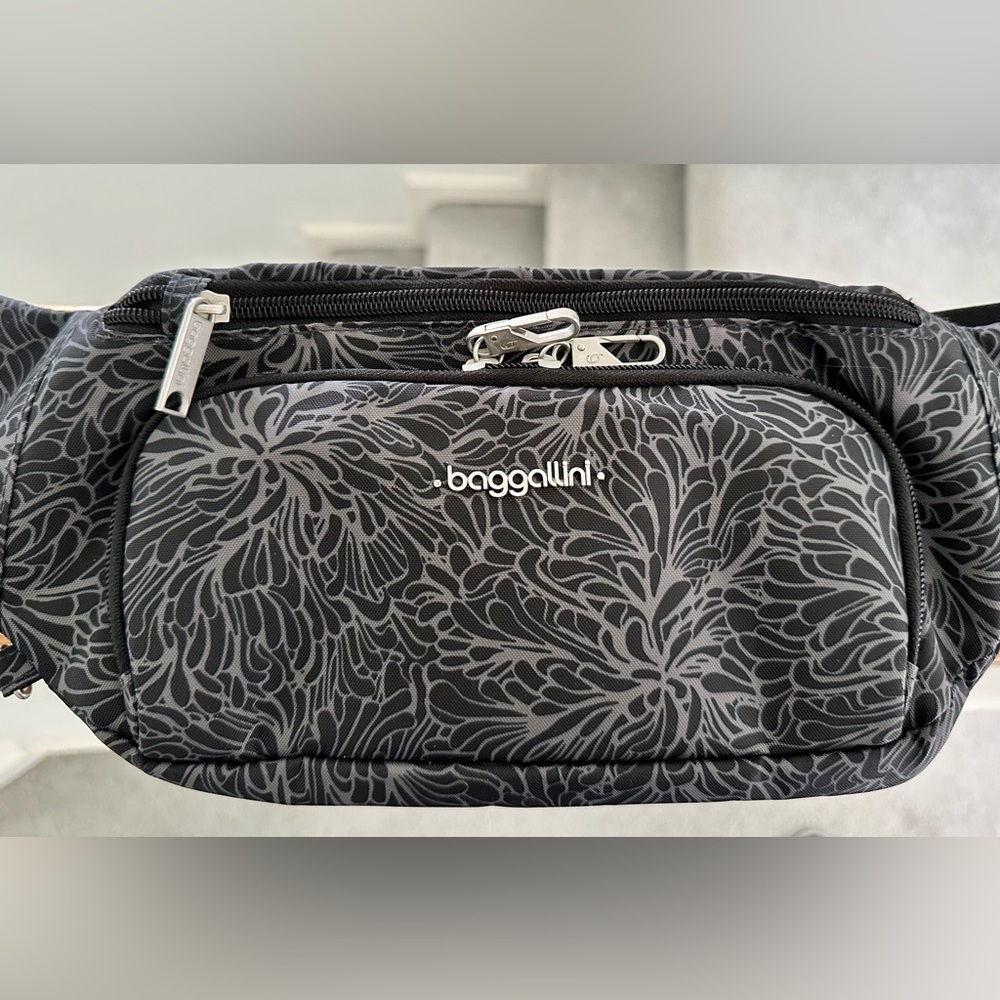Baggallini Handsfree RFID Waistpack EUC